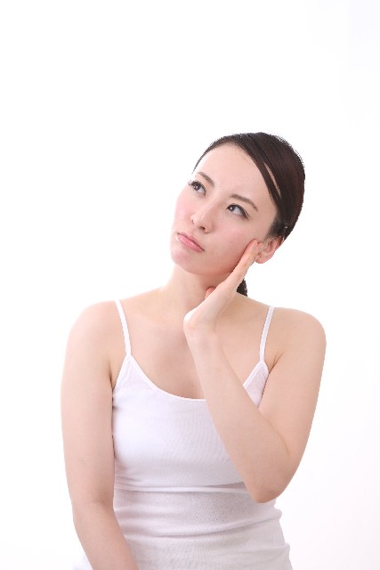 悩む女性